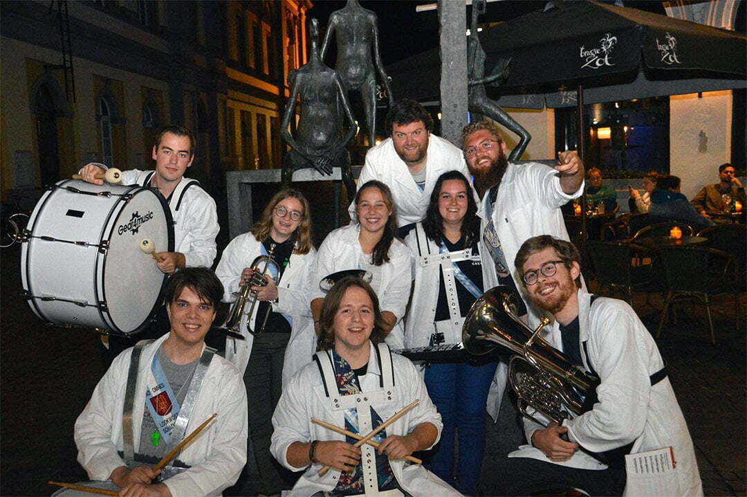 Ad Omnes in de beginjaren